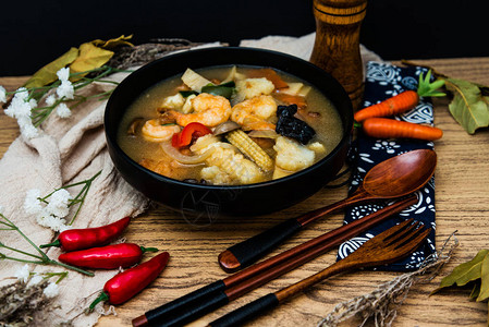 中餐混合海鲜汤锅图片