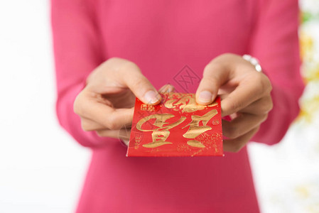妇女用手通过红色信封背景图片