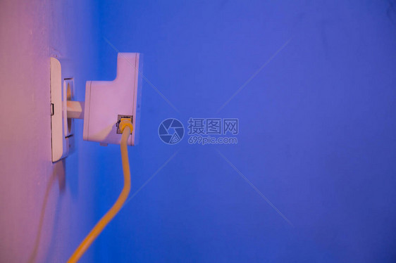插入以太网电缆的墙上电源插座中的WiFi扩展器该设备处于接入点模式图片