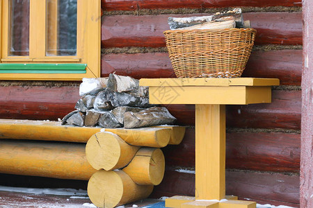 冬季在乡村住宅的露台做炉灶图片
