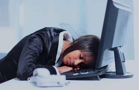睡觉在她的办公室的女实业家图片