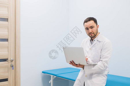 专科医生用笔记本电脑在他图片