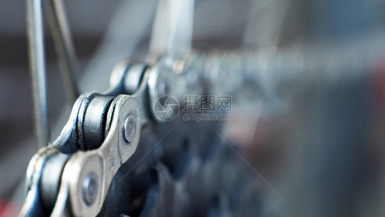 车轮上的后山地自行车盒带链条特写图片