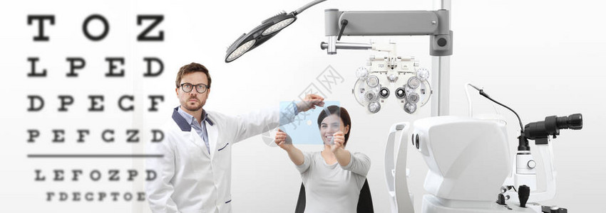 验光师检查视力女患者在配镜办公室有机玻璃上的孔指点图表图片
