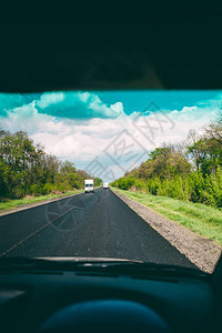 从一辆移动的汽车看风玻璃乘车旅行长途运输高清图片