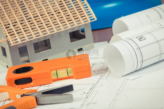 电气图纸或图表橙色工作具用于工程师工作和在建房屋的蓝色防护头盔图片