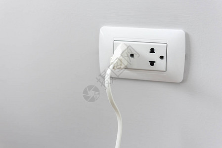 白墙上带电插头线的插座头室内设计图片