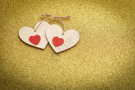 情人节快乐偶尔在闪亮的金色背景上装饰人心图片
