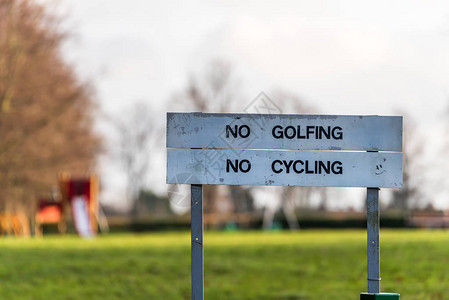 禁止打高尔夫球和禁止骑自行车的路标图片
