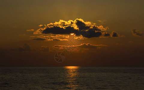 阳光明媚的海晒日落图片