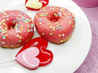 爱情人节日的巧克力甜圈用心棒图片