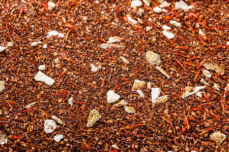 有rooibos的茶叶背景橙色撒尿地红花和复制空间图片