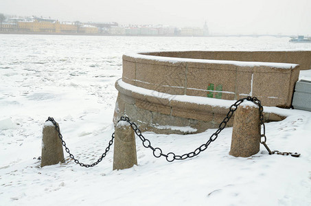 在城市的冬季周围积雪河图片