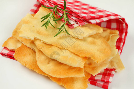 格子垫上的传统托斯卡纳大饼图片