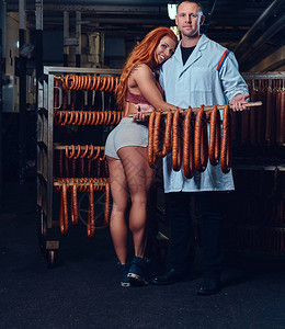 一位厨师和他的女佣在香肠储藏室的肖像图片