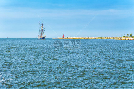 帆船进入海湾景观与地平线水和游艇景图片