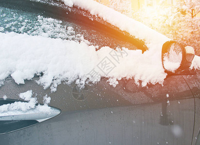 冬天雪下的汽车近门和镜子图片