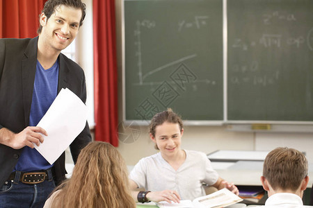 老师站在黑板前的数学课上图片