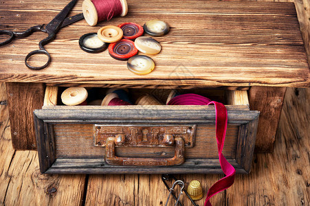 木制复古橱柜带线轴和纽扣缝纫配件图片