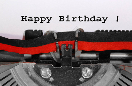 打字机在白页上写的生日快乐背景图片