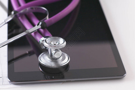 医疗保健和技术概念平板电脑听诊器和桌子图片