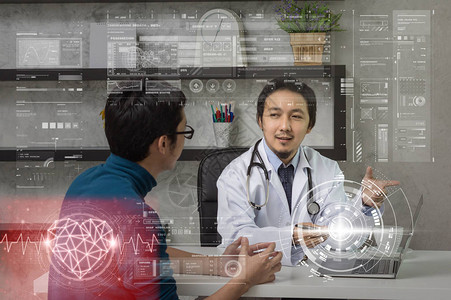 亚洲男医生与患者讨论健康诊断图片