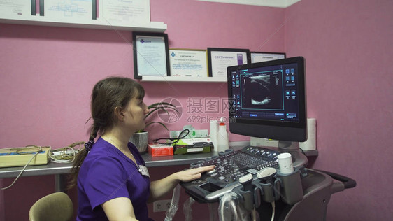 专家医生进行超声检查医院超声机检查室内部超声波图片