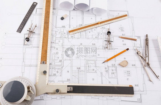 建筑师工作场所的蓝图分割器铅笔牵引器和标尺图片