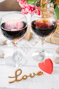 两杯红酒有心脏和字图片