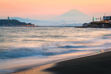 春季日落时的富士山和江之岛图片