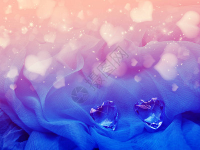 两颗蓝宝石心爱情人节在丝绸图片