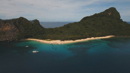 美丽的海滩与小船和游客爱妮岛的热带海湾鸟瞰图图片