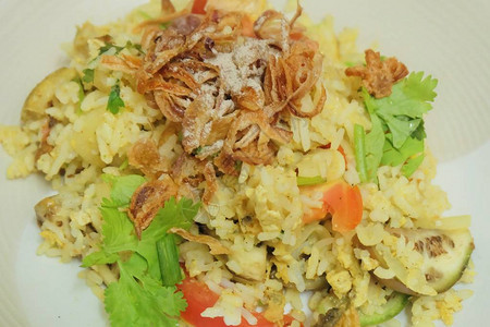泰国食品和烹饪绿咖喱炸米和含香图片