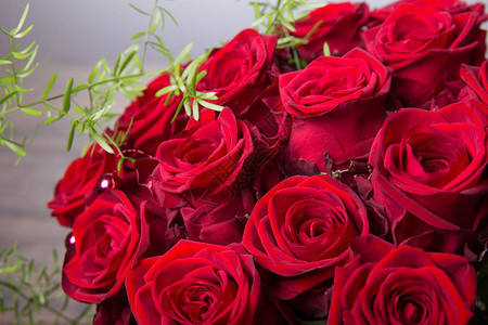 由红玫瑰制成的豪华花束在花店情人节红玫瑰花束生日情人节妇女节图片