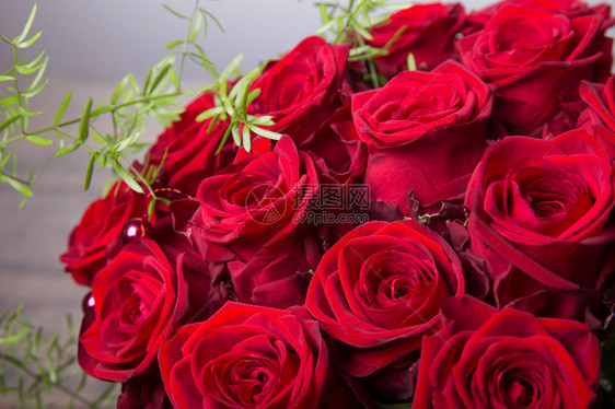 由红玫瑰制成的豪华花束在花店情人节红玫瑰花束生日情人节妇女节图片