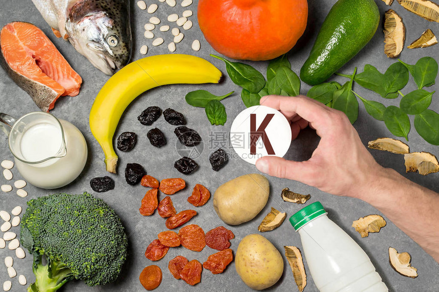 富含钾的食物各种维生素和微量营养素的天然来源有益于健康和均衡饮食的物预防维生素缺乏症人的手拿着钾图片