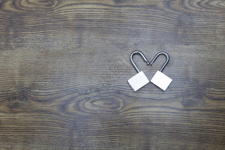 木制桌上有两层心形的锁顶端景色情图片