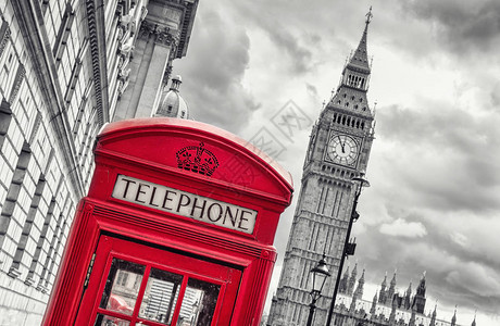 一个传统的红色电话亭的视图与大本钟在伦敦的黑色和白色的背景非常适合网图片