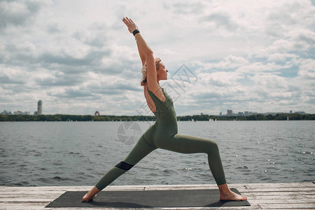 摆姿势的瑜伽女人图片
