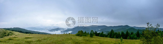 乌克兰喀尔巴阡山脉Yavorinka山的惊人全景在雨中乌克兰喀尔巴阡山图片