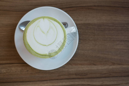 热抹茶绿拿铁咖啡白杯牛奶顶视图背景图片