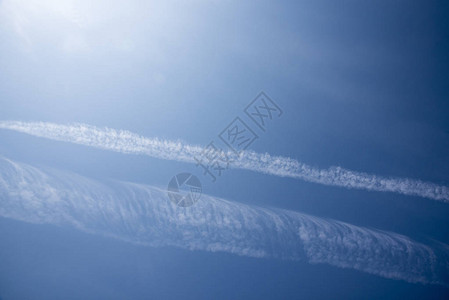 蓝天空有直云和烟雾背景图片