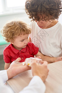 妇幼在与给她们提供维生素的儿科医生约见期间图片