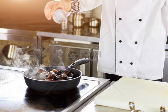 厨师用清蒸贻贝腌制菜肴贻贝菜肴烹饪图片