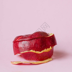 粉红背景的红苹果皮作为回收循环经济图片