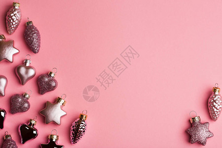 新年创意成分粉红背景的圣诞玩具顶视图图片