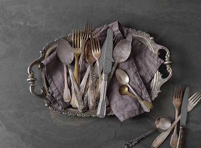 餐刀勺子和叉子放在盘子上图片