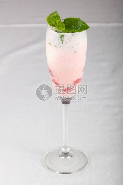 草莓牛奶鸡尾酒图片