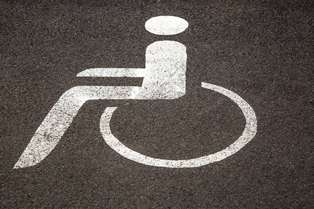 沥青上的残疾人停车空间轮椅使图片