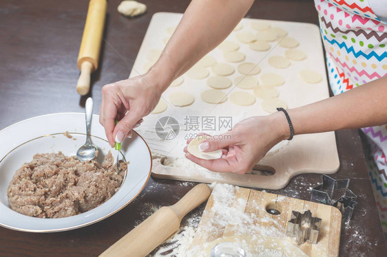 女人在家包饺子图片